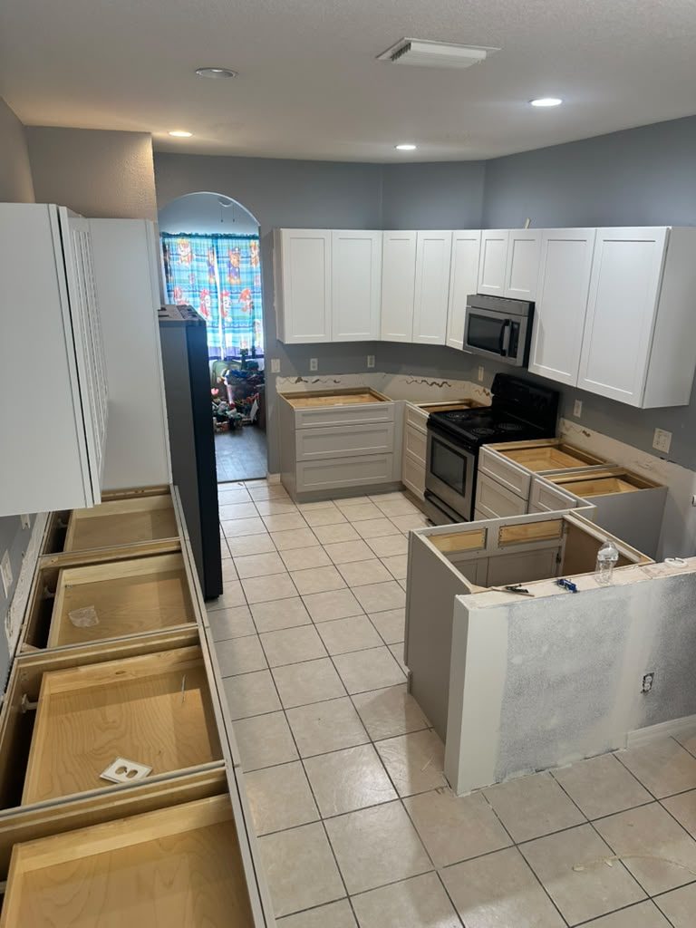 Gabinetes nuevos instalándose en la cocina del cliente